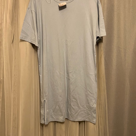 Dresses - Picture 3 of 3